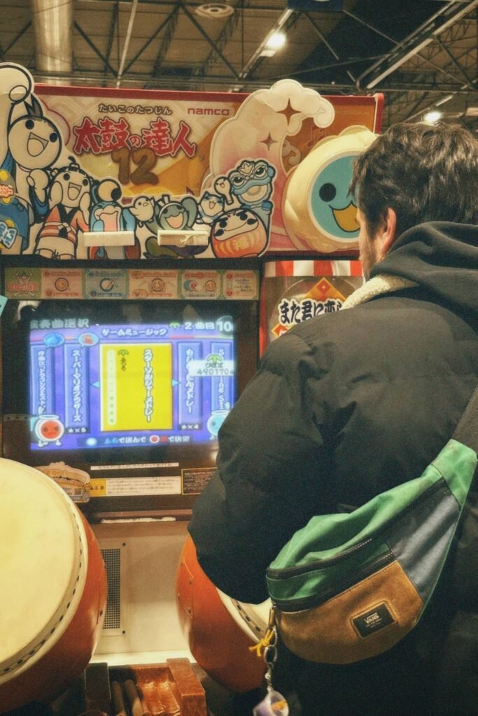 fotografia de una persona jugando al taiko japones en una expo